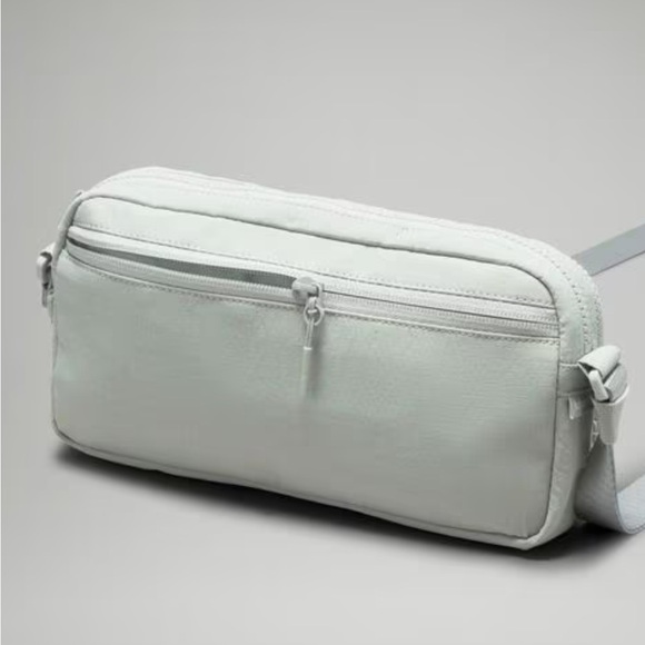 Lululemon Multi-Pocket Crossbody Bag 2.5l - Picture 5 of 9